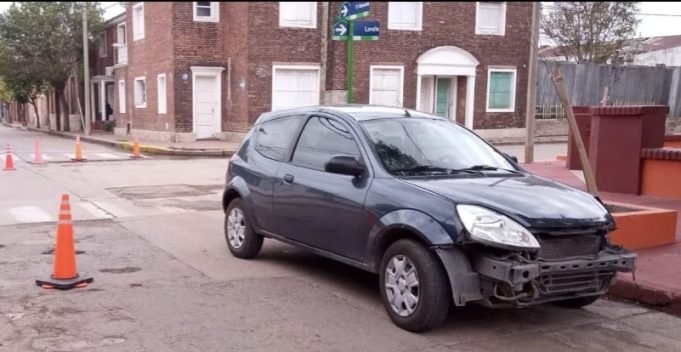DEÁN FUNES: CHOCARON UN FORD KA Y UNA MOTO EN B° OBRAS SANITARIAS. EL MOTOCICLISTA RESULTÓ CON POLITRAUMATISMOS.