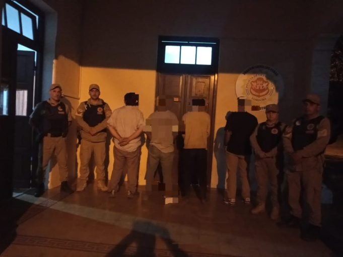 CUATRO APREHENDIDOS EN PARAJE LA TUNA POR MERODEO. SE COMUNICABAN MEDIANTE HANDYS.