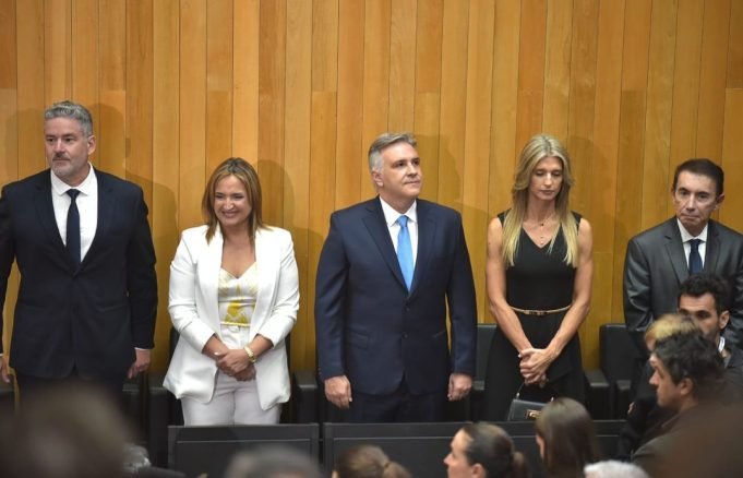 JURÓ MARTÍN LLARYORA COMO NUEVO GOBERNADOR DE LA PROVINCIA Y MYRIAM PRUNOTTO VICEGOBERNADORA.