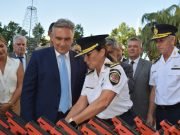 RÍO CUARTO: EL GOBERNADOR LLARYORA ENTREGÓ 200 ARMAS NO LETALES A LA POLICÍA.