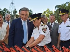RÍO CUARTO: EL GOBERNADOR LLARYORA ENTREGÓ 200 ARMAS NO LETALES A LA POLICÍA.