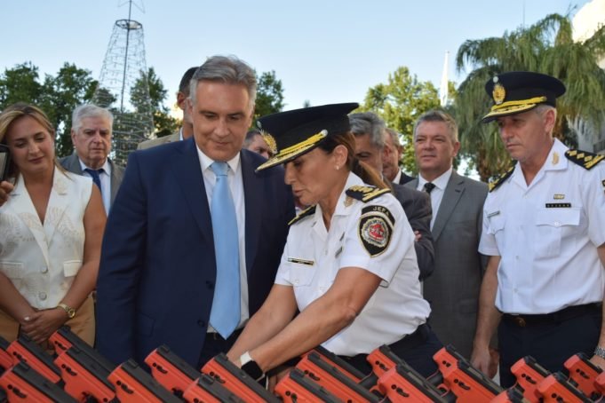 RÍO CUARTO: EL GOBERNADOR LLARYORA ENTREGÓ 200 ARMAS NO LETALES A LA POLICÍA.