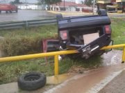 DEÁN FUNES: OTRA VEZ UN AUTO DESPISTÓ Y TUMBÓ EN LA ROTONDA DE LA FRAY.