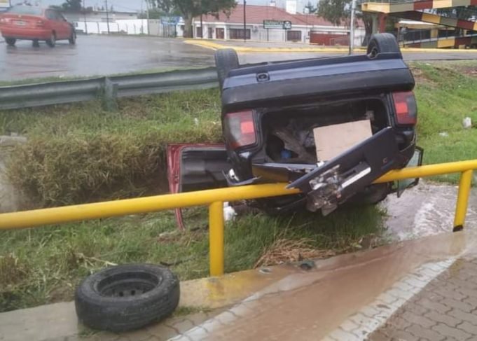 DEÁN FUNES: OTRA VEZ UN AUTO DESPISTÓ Y TUMBÓ EN LA ROTONDA DE LA FRAY.