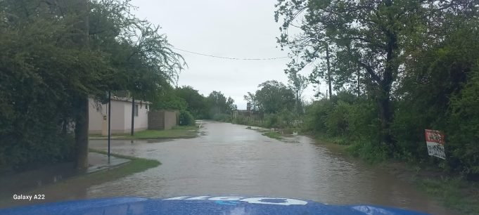 LLUVIA EN CHAÑAR: EN MENOS DE UNA HORA CAYERON 91MM Y EVACUARON A TRES FAMILIAS.