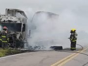 UN CAMIÓN QUE TRANSPORTABA COCA COLA SE INCINERÓ EN RUTA NAC. 60 CERCA DE SARMIENTO.