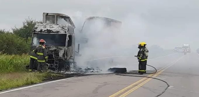 UN CAMIÓN QUE TRANSPORTABA COCA COLA SE INCINERÓ EN RUTA NAC. 60 CERCA DE SARMIENTO.