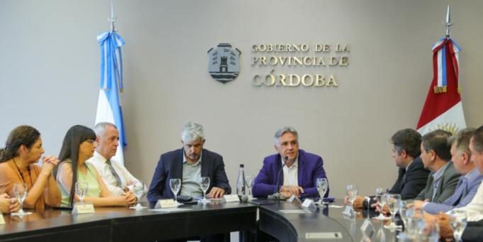 LLARYORA SE REUNIÓ CON LOS 44 DIRECTORES DE HOSPITALES PROVINCIALES.