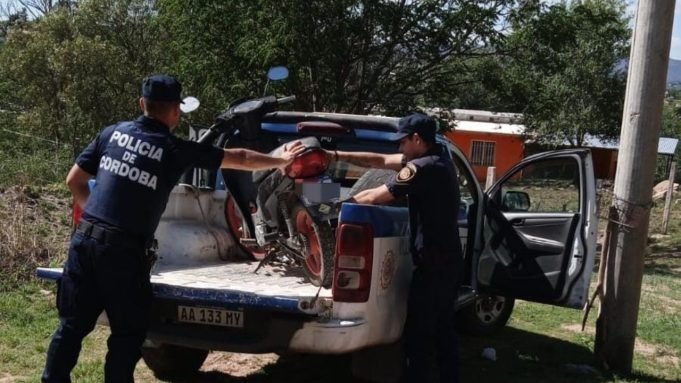 DEÁN FUNES: ROBARON UNA MOTO DE UNA CASA EN B° LA FERIA Y LA RECUPERARON EN UN BALDÍO.