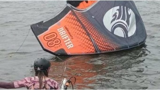 RESCATARON A UNA MUJER QUE CAYÓ AL LAGO SAN ROQUE MIENTRAS PRACTICABA KITESURF.