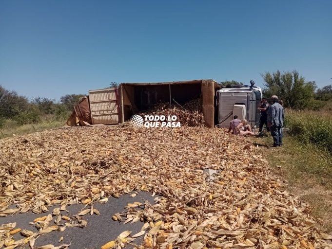 LOS POZOS: VOLCÓ UN CAMIÓN QUE TRASLADABA MAÍZ Y DEBIERON CORTAR LA RUTA.
