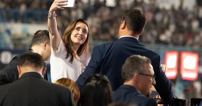 PASA EN REDES: LA VICEPRESIDENTE SE CONFUNDIÓ Y LLAMÓ “FEDERICO LLARYORA” AL GOBERNADOR DE CÓRDOBA.