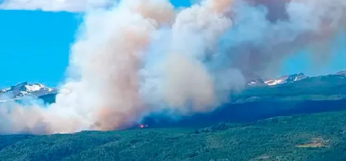CHUBUT: EL FUEGO YA ARRASÓ MÁS DE MIL HECTÁREAS EN EL PARQUE LOS ALERCES.