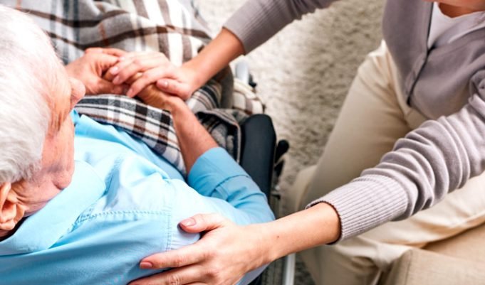 CONVOCAN A CUIDADORES DE ADULTOS MAYORES EN DEÁN FUNES PARA SUMARLOS AL REGISTRO DE BOLSA DE TRABAJO.