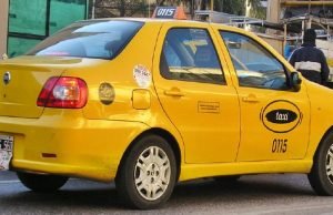 GOLPEARON BRUTALMENTE A UN TAXISTA PARA ROBARLE SU AUTO.