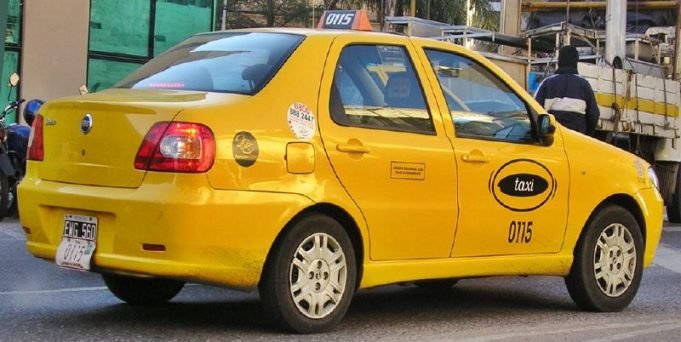 GOLPEARON BRUTALMENTE A UN TAXISTA PARA ROBARLE SU AUTO.