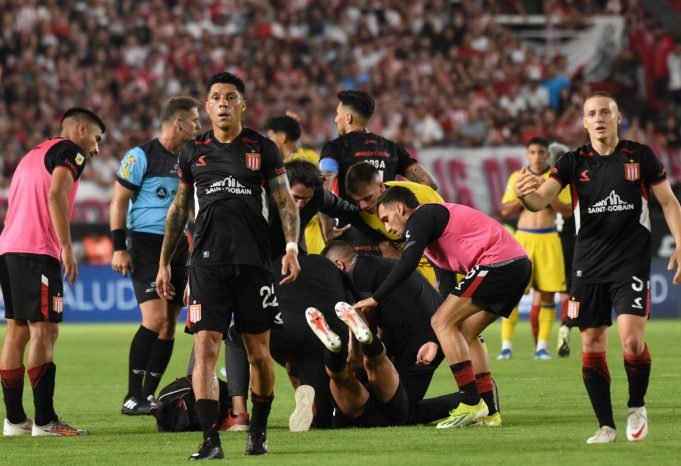 SUSPENDIERON BOCA – ESTUDIANTES PORQUE ALTAMIRANO SE DESCOMPENSÓ Y CONVULSIONÓ EN LA CANCHA.