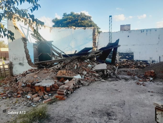 UN ALBAÑIL RESULTÓ HERIDO AL DERRUMBARSE UNA CASA EN SAN JOSÉ DE LA DORMIDA.