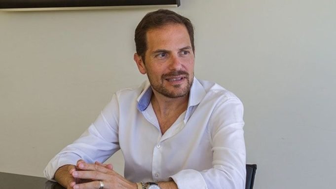 MARTÍN GILL SACA LICENCIA SIN GOCE DE SUELDO EN MEDIO DE CONTROVERSIAS JUDICIALES.