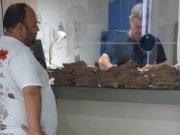 TARIFAZO EN HUINCA RENANCÓ: UN COMERCIANTE ES VIRAL POR LLEVAR LA PLATA EN UNA CARRETILLA PARA PAGAR LO QUE LE VINO DE LUZ TRAS LA QUITA DE SUBSIDIOS.