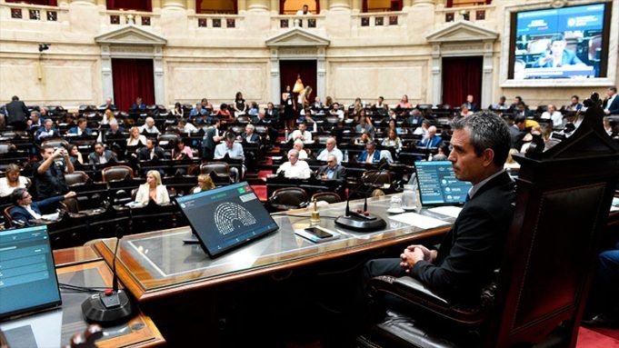 El oficialismo logró la suspensión de las PASO.