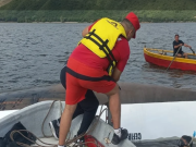RESCATARON A DOS HOMBRES TRAS EL VUELCO DE UNA EMBARCACIÓN EN EL LAGO SAN ROQUE.