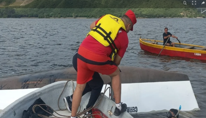 RESCATARON A DOS HOMBRES TRAS EL VUELCO DE UNA EMBARCACIÓN EN EL LAGO SAN ROQUE.
