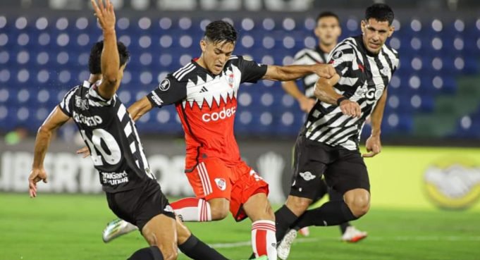 LIBERTADORES: RIVER VENCIÓ A LIBERTAD EN PARAGUAY POR 2 A 1.