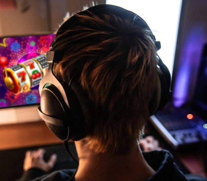 PROVINCIA: BUSCAN LIMITAR EL ACCESO DE MENORES DE EDAD A JUEGOS Y APUESTAS EN LÍNEA.