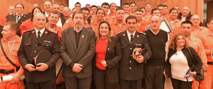 LA LEGISLATURA RECONOCIÓ A BOMBEROS DE CÓRDOBA POR SU TAREA EN EL INCENDIO DEL PARQUE NACIONAL LOS ALERCES. ENTRE ELLOS UN DEANFUNENSE.