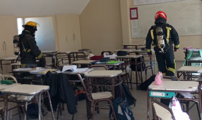 ALUMNOS HICIERON EXPLOTAR UN RECIPIENTE CON CARBURO EN UN AULA DE UN COLE DE LAGUNA LARGA