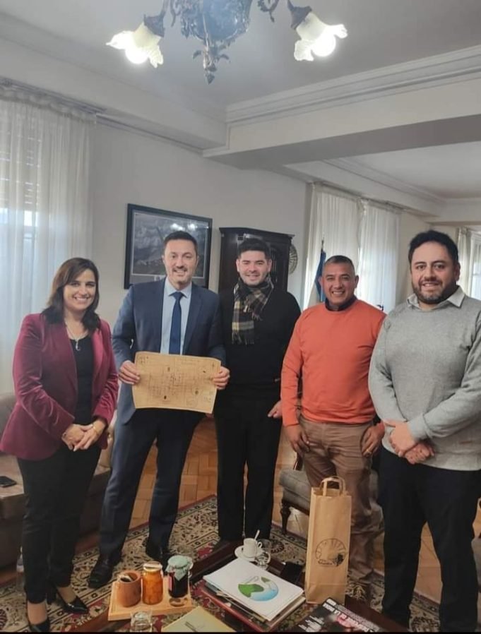 EL MINISTRO PETRI RECIBIÓ A AUTORIDADES TULUMBANAS CON MIRAS AL 2° ENCUENTRO DE GRANADEROS.