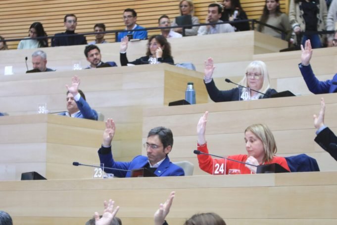 LA LEGISLATURA VOLVIÓ AL RECINTO CON UNA EXTENSA SESIÓN.