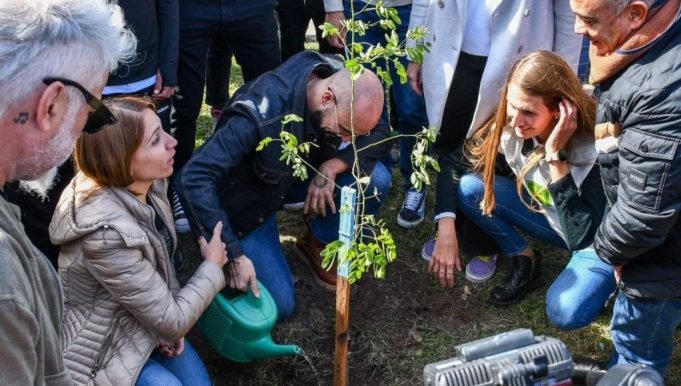 DE LA MANO DE ABEL PINTOS SE PLANTARON 100 ÁRBOLES NATIVOS EN EL PARQUE DEL KEMPES.