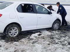 LAS SALINAS: UNA TURISTA FRANCESA SE EMPANTANÓ EN EL SALAR Y LA POLICÍA LA ASISTIÓ.