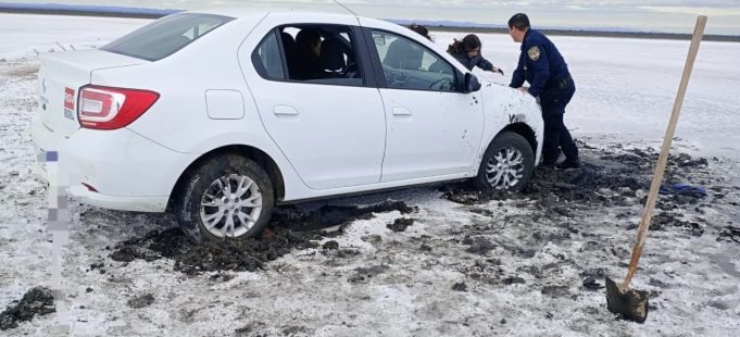LAS SALINAS: UNA TURISTA FRANCESA SE EMPANTANÓ EN EL SALAR Y LA POLICÍA LA ASISTIÓ.