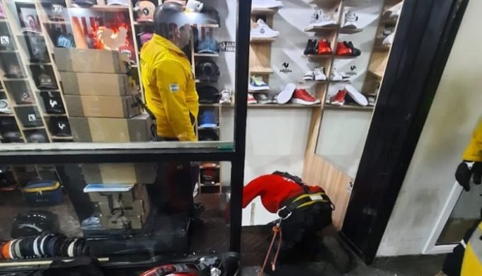 RESCATARON A UNA EMPLEADA DE COMERCIO QUE CAYÓ A UN SÓTANO DE UNA TIENDA.