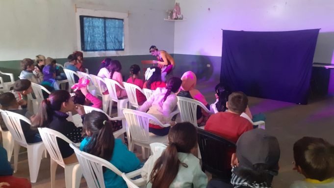 DEÁN FUNES: JORNADA DE TEATRO ITINERANTE EN B° SANTA INÉS.