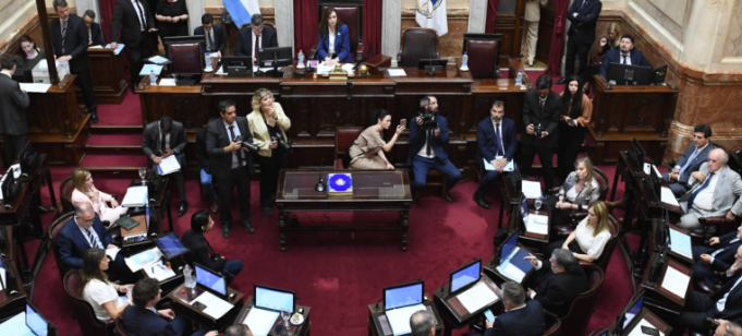 SENADORES SE AUMENTARON 9% SUS INGRESOS.