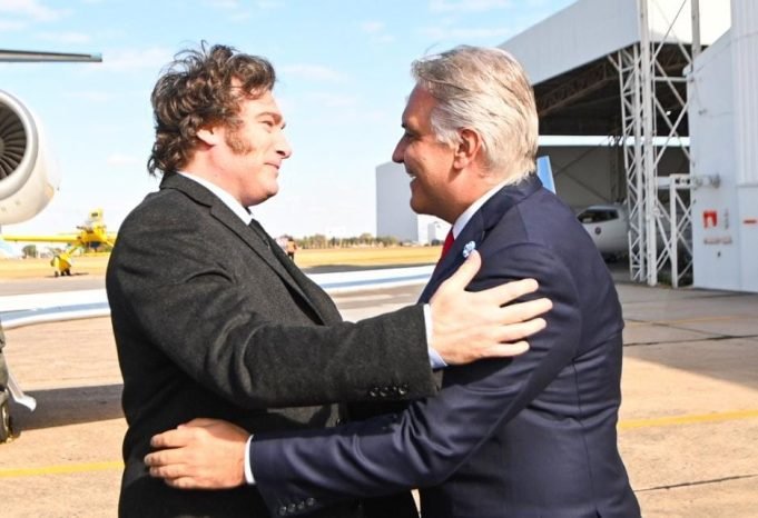 25 DE MAYO: LLARYORA RECIBIÓ AL PRESIDENTE MILEI Y SU GABINETE.