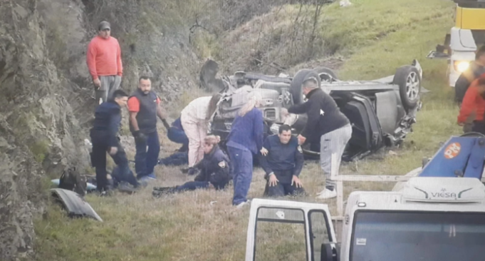 CARLOS PAZ: POLICIAS GUARDIA SALIENTE, DESPISTARON Y CHOCARON CONTRA UNA MONTAÑA.
