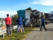 CIRCUNVALACIÓN: VOLCÓ UN CAMIÓN CARGADO DE AZÚCAR.