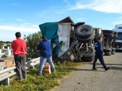 CIRCUNVALACIÓN: VOLCÓ UN CAMIÓN CARGADO DE AZÚCAR.