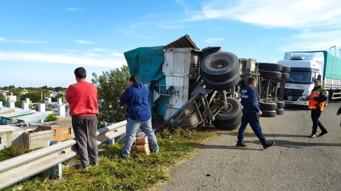 CIRCUNVALACIÓN: VOLCÓ UN CAMIÓN CARGADO DE AZÚCAR.