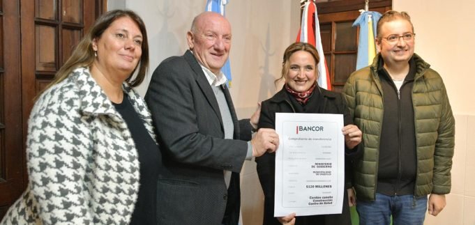 EN UNQUILLO, LA VICEGOBERNADORA PRUNOTTO ENTREGÓ FONDOS PARA CONSTRUIR UN CENTRO DE SALUD.