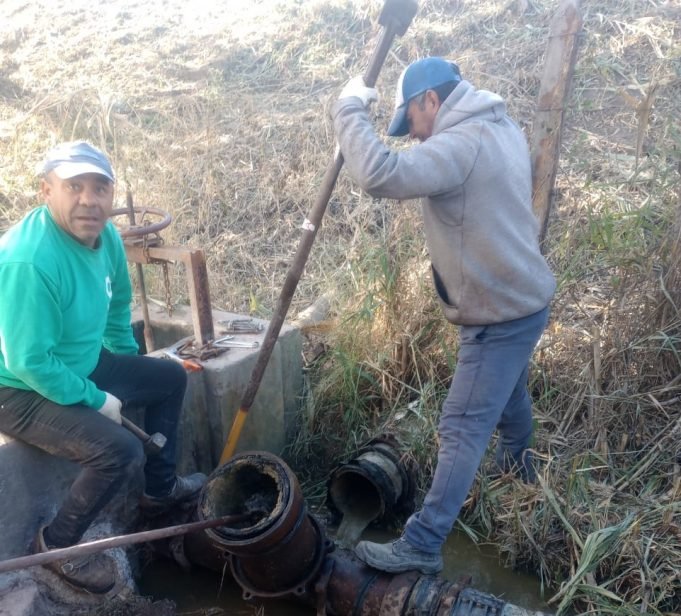TRABAJOS DE MANTENIMIENTO Y LIMPIEZA DE CANALES DE AGUA EN VILLA QUILINO.