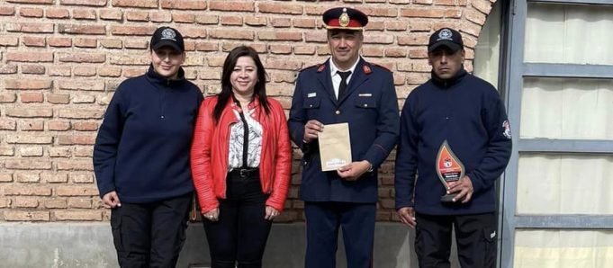 ESPECIAS DEÁN FUNES ENTREGÓ UN APORTE ECONÓMICO A BOMBEROS DEÁN FUNES EN SU DÍA.