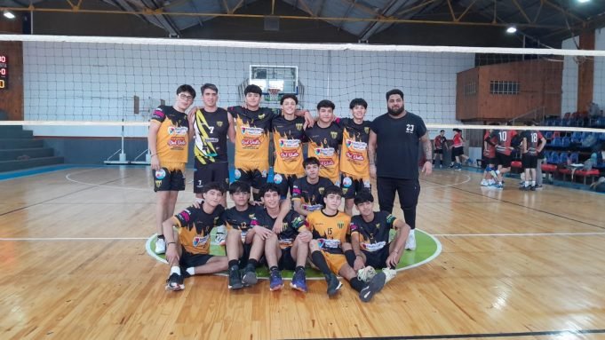 LOS CHICOS DE ATLÉTICO VOLEY VENDERÁN PIZZAS PRECOCIDAS PARA PODER COMPETIR EN LA COPA DE ORO.