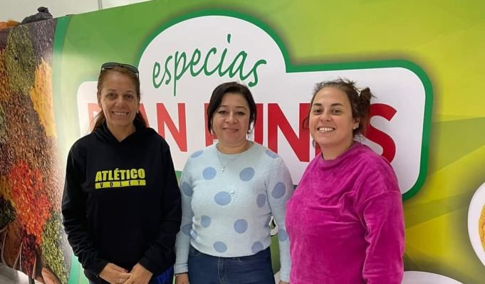 CAROLINA JUNCOS SOLOHAGA RECIBIÓ A INTEGRANTES DE LA COMISIÓN DE VOLEY DEL CLUB ATLÉTICO ISCHILÍN.