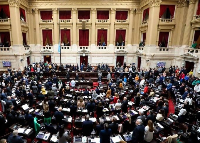 LUEGO DE SEIS MESES EL GOBIERNO LOGRÓ LA APROBACIÓN DE LA LEY BASES.